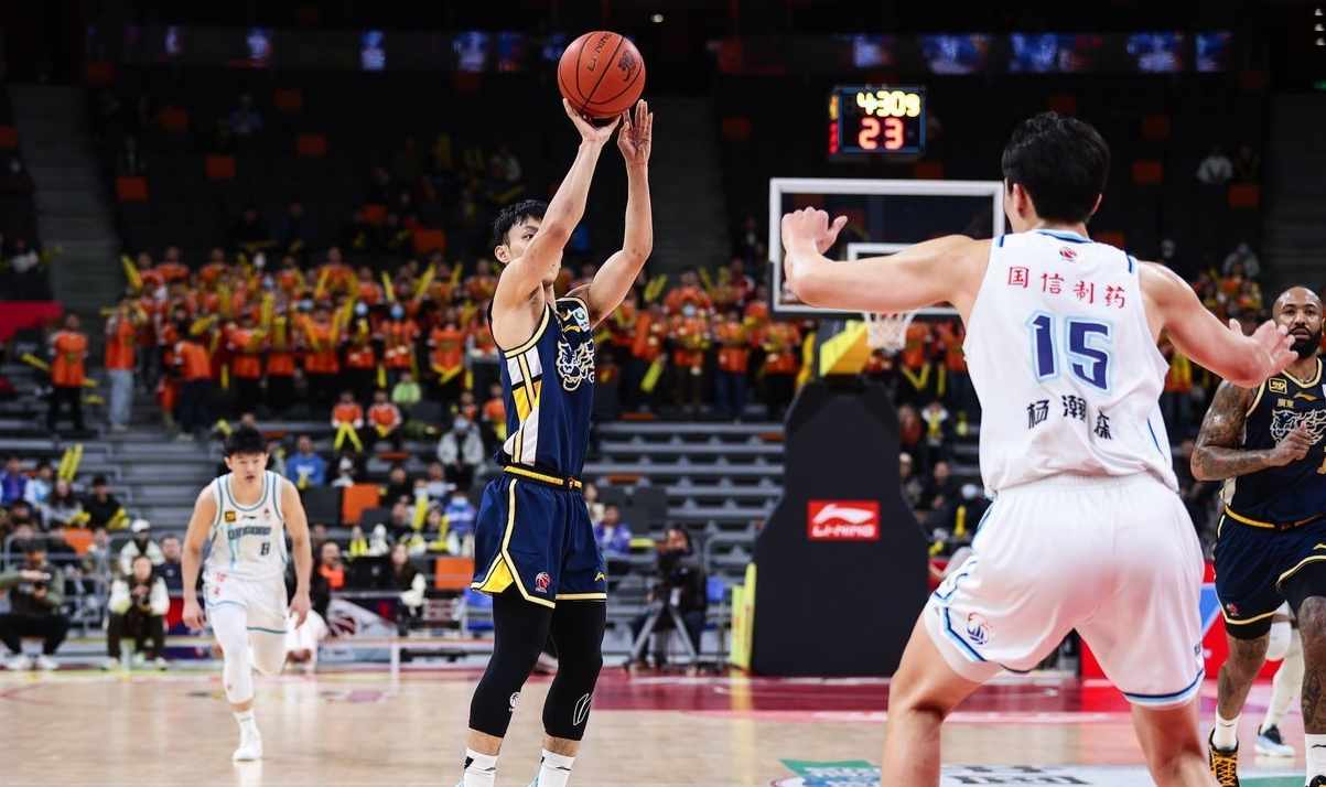 乐竞体育平台-广州队发布备战花絮，关键时刻完成体检，欧篮联任务艰巨，年轻球员得到机会的简单介绍